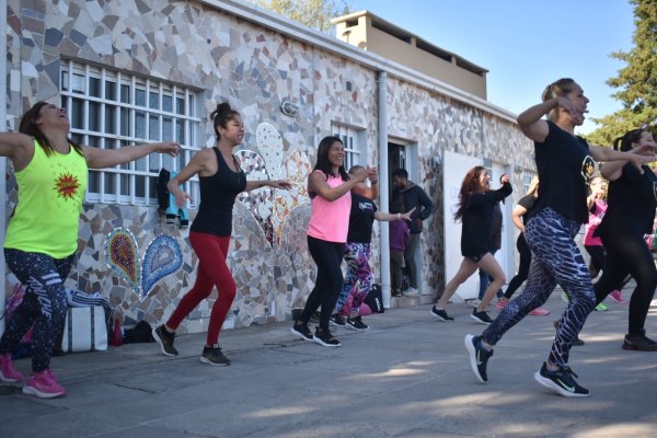 Zumba y ritmos latinos llegan a distintos puntos de la ciudad