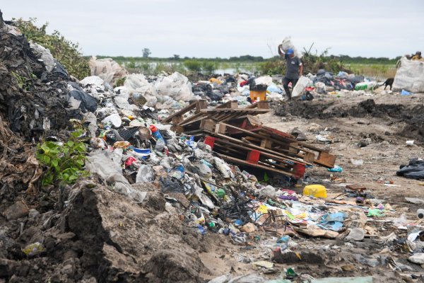 Cierran el relleno sanitario de Rincón por la crecida del río