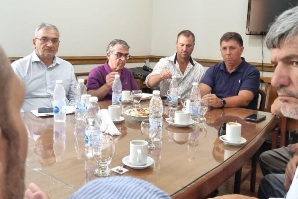 Senadores Justicialistas recibieron a intendentes y presidentes comunales en la legislatura provincial.