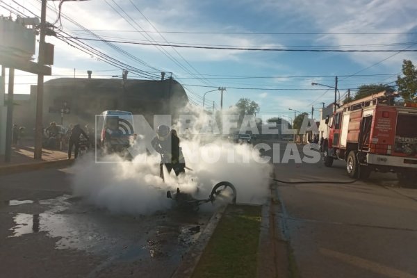 Choque, fuego y pánico en barrio Sarmiento