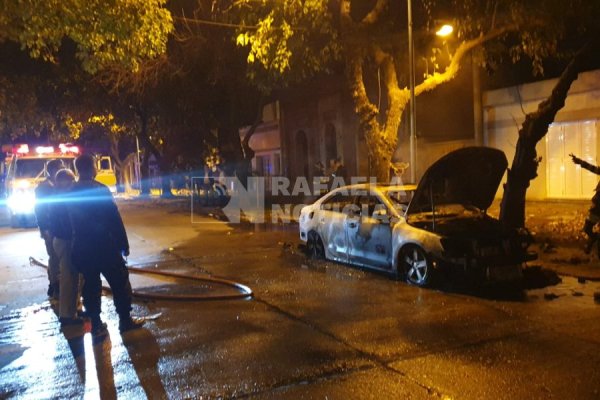 Detuvieron a quien incendió un auto en barrio Alberdi