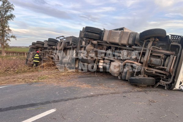 Volcó un camión sobre la Variante Rafaela de la Ruta Nacional 34