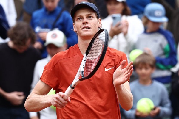 Jannik Sinner avanzó a semifinales de Roland Garros y al trono mundial del tenis