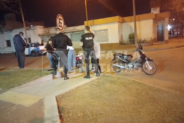 Una joven motociclista resultó con golpes tras un accidente en barrio Guillermo Lehmann