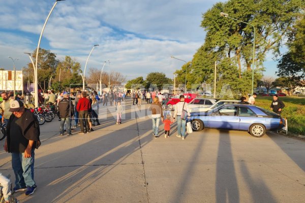 Coleccionistas de autos y motos clásicas protagonizaron un animado encuentro en Los Arces