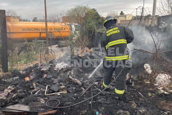 Extinguen el incendio de basura en barrio Barranquitas