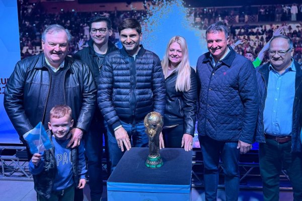 El Gobernador visitó una exposición de las copas que ganó Selección Argentina en Ceres