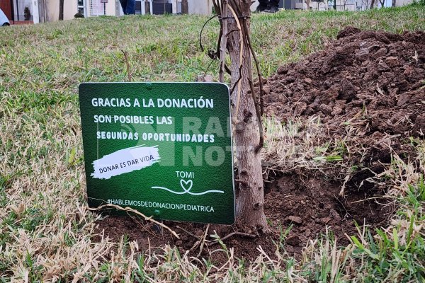 Tomi y su familia plantaron un árbol para celebrar la vida y homenajear a su donante