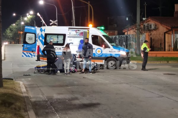 Motociclista herido en Villa del Parque, tras un fuerte choque en un cruce semaforizado