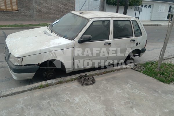 Inseguridad en Rafaela: se llevaron dos ruedas de un auto estacionado
