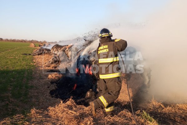 Bomberos Zapadores y Voluntarios debieron intervenir en un incendio de rollos en el norte de Rafaela