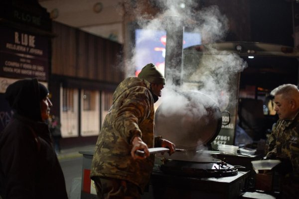 Por el frío extremo, reforzaron las raciones de comida en Rosario