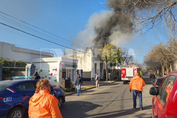 Impresionante incendio en una vivienda del microcentro de Rafaela