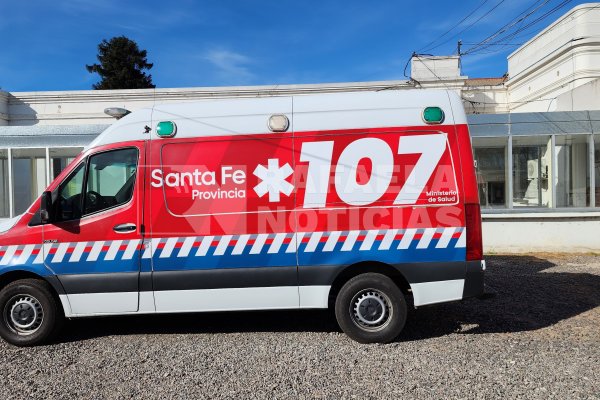 Chocó con su auto a una joven motociclista y la dejó tirada en la calle