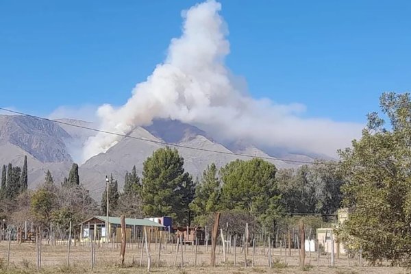 Incendio en las sierras de Córdoba: el fuego continúa “muy activo” y avanza hacia el valle de Calamuchita