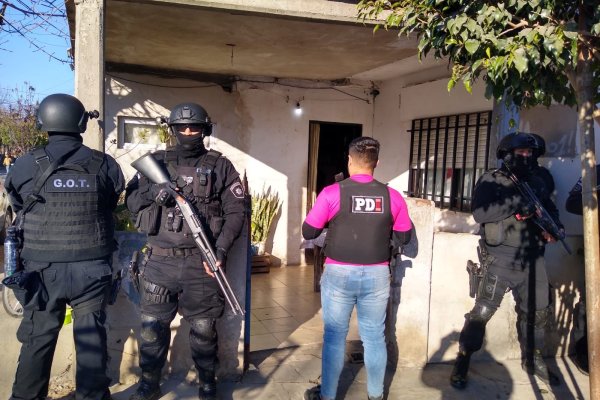 Operativo contra el microtráfico: allanamientos y entrega controlada en Rosario