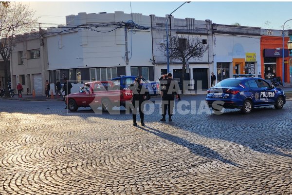 Choque camioneta-moto: una secuencia repetida en un cruce peligroso