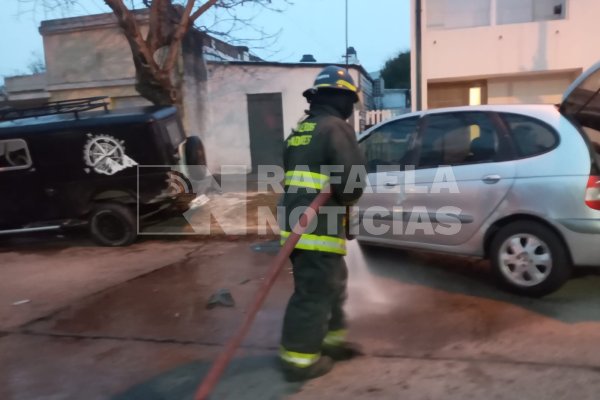 Un auto quedó en medio de la calle tras un vuelco y derramó combustible