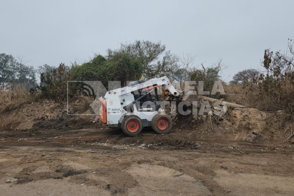 Limpian un basural a cielo abierto: ya sacaron 12 camiones de residuos y todavía falta