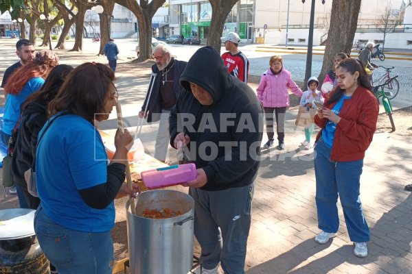 Militantes del Movimiento Evita entregaron viandas calientes en la Plaza 25 de Mayo