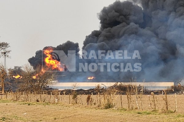 Decenas de bomberos luchan contra el viento y el fuego en Lehmann