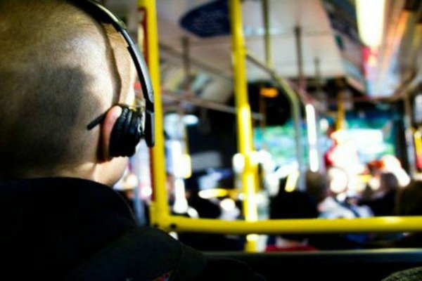 Un senador santafesino propone por ley que no se pueda escuchar música sin auriculares en los colectivos