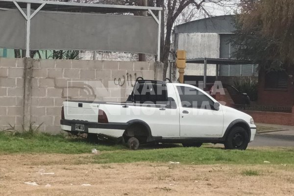 No perdonan: robaron dos ruedas de una camioneta