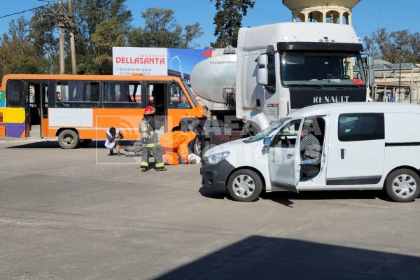 Ambulancias, minibús y un camión de combustible cortan el tránsito en un cruce clave. ¿Qué pasó?