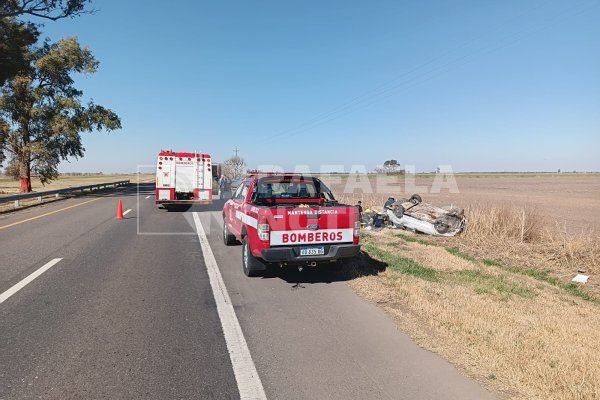 Dos personas fueron hospitalizadas tras un vuelco en la Ruta Nº19