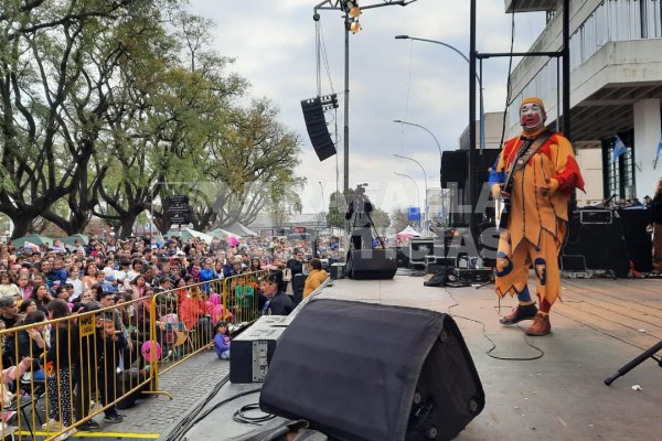 Día de las Infancias: la gente colmó el centro de la ciudad para ver a Piñón Fijo