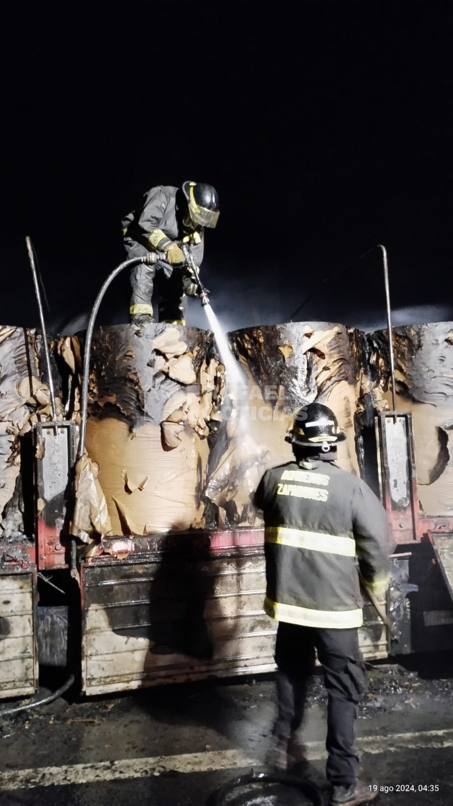 Los bomberos trabajando en el lugar.