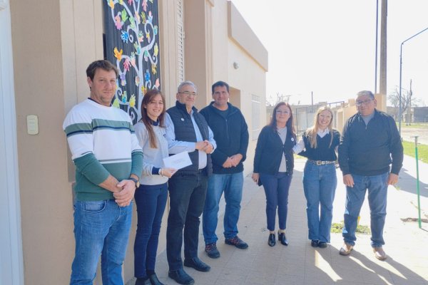 Calvo visitó la escuela Nº1088 de Santa Clara de Saguier en la antesala de los 90 años de la institución