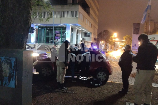 Impactante: una mujer chocó su auto contra una tipa en la Plaza 25 de Mayo