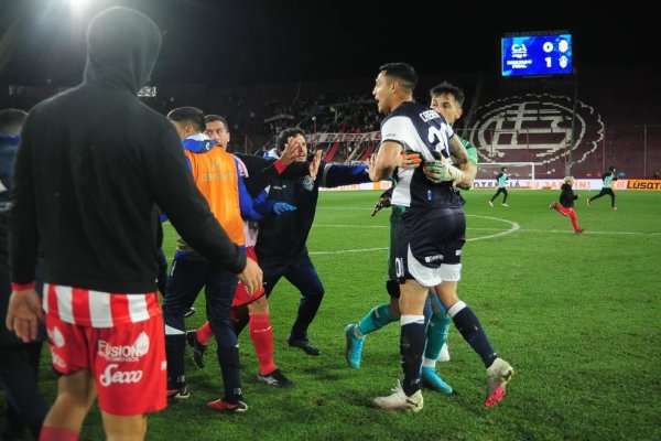 Escándalo en la Copa Argentina: el partido entre Gimnasia y Barracas Central terminó en una batalla campal