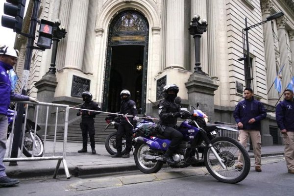 Amenaza de bomba: evacúan el edificio de la Bolsa de Comercio de Rosario donde tiene previsto ir Milei