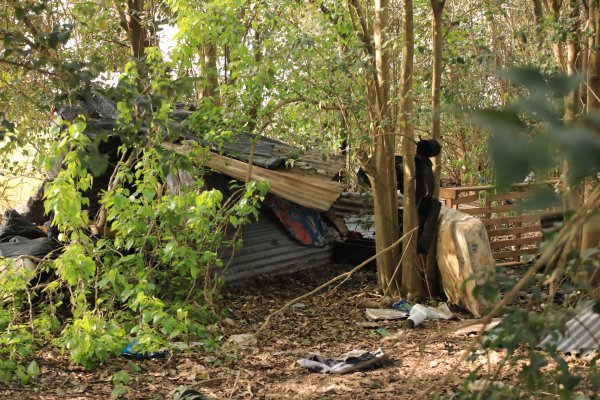 Desalojaron a cuatro personas por usurpar un terreno en barrio 2 de Abril