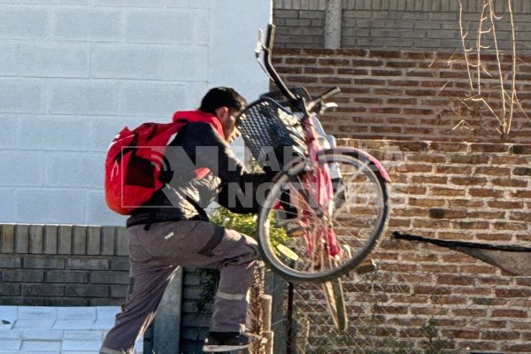 Quedó registrado con las manos en la bicicleta