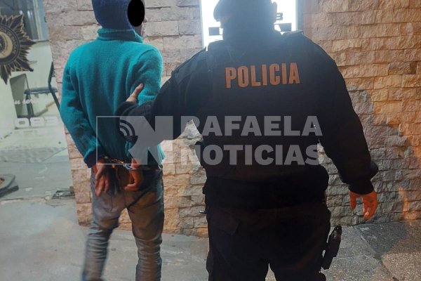 Noche de furia en el centro: con un adoquín rompió 5 vehículos y una vidriera