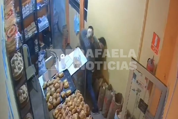 VIDEO: intentó robar en una panadería y terminó recibiendo una paliza