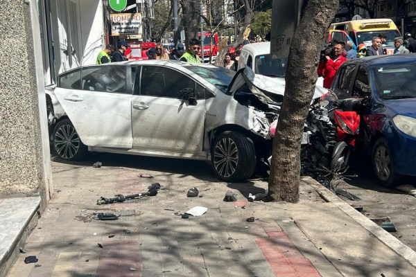 Hubo 15 heridos por un auto descontrolado que chocó en pleno centro de Córdoba