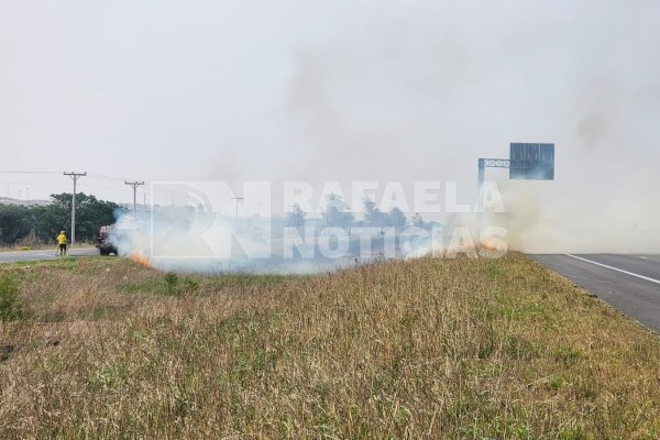 Arduo trabajo de bomberos para combatir incendios que azotan Rafaela y la región