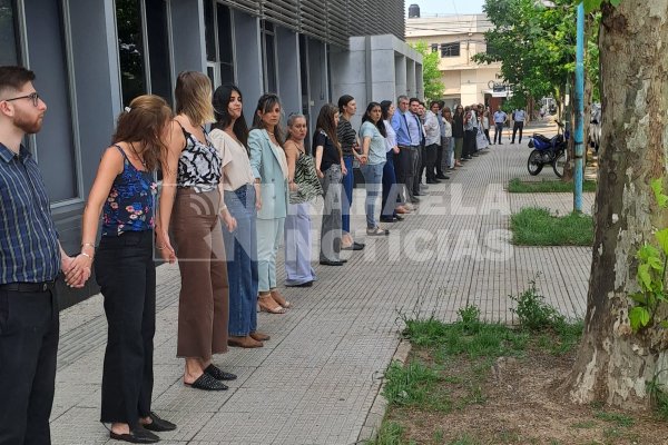 Trabajadores judiciales de Rafaela realizaron un abrazo simbólico a Tribunales