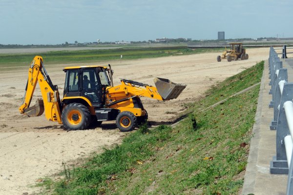 Realizan una intervención histórica para recuperar las playas de la Costanera Oeste