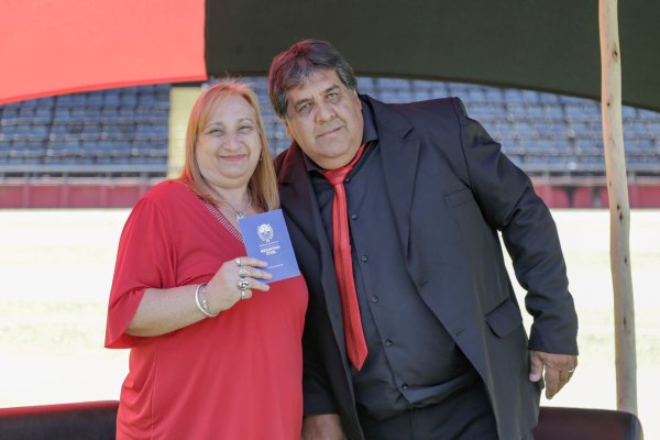 Diez parejas se casaron en el estadio del Club Atlético Colón