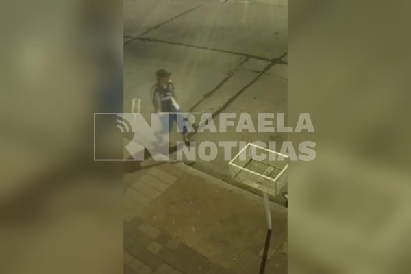 Vandalismo en Pellegrini al 400: arrancó un canasto de basura en plena madrugada