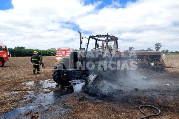 Un tractor quedó totalmente consumido por las llamas