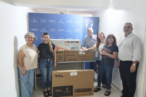 Calvo donó equipamiento para cinco instituciones educativas de la ciudad