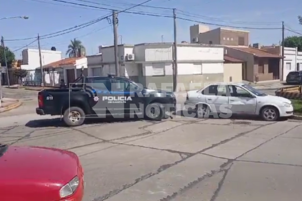 Accidente en calle Urquiza: impactaron un remis y una camioneta de la Policía