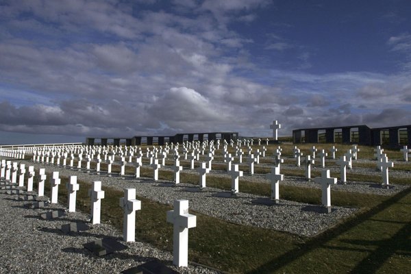 Después de cuatro años sin vuelos, 150 familiares de caídos en Malvinas viajan a las islas