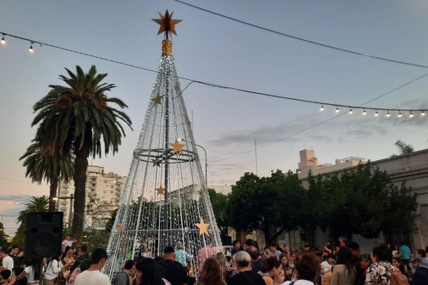 El encendido del arbolito iluminó el centro de la ciudad